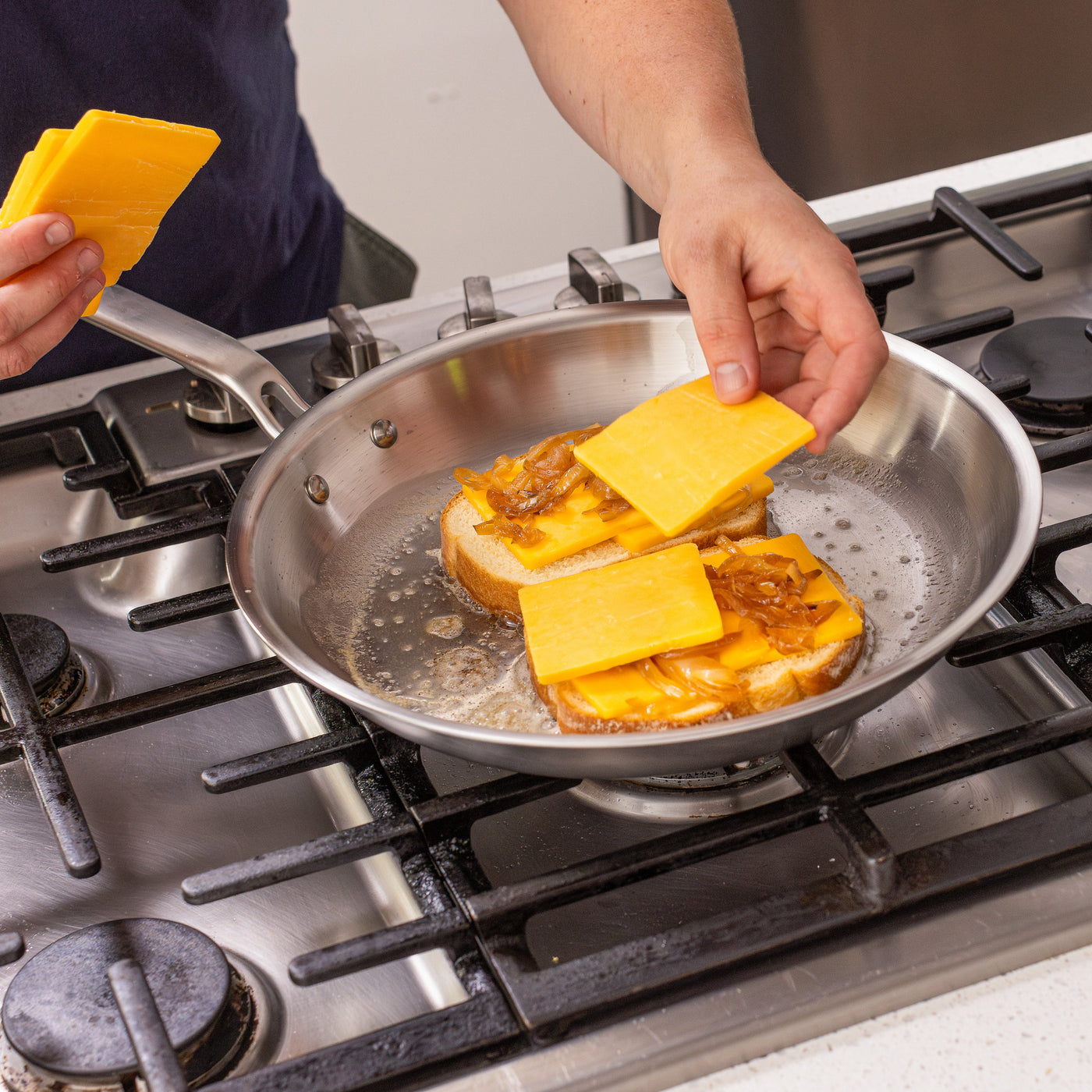 Heritage Steel x Eater, mini padella con coperchio, da 1,5 litri, prodotta negli Stati Uniti, padella in acciaio inox a 5 strati completamente rivestita | design con manico per mantenere il freddo Heritage Steel x Eater, mini padella con coperchio, da 1,5 litri, prodotta negli Stati Uniti, padella in acciaio inox a 5 strati completamente rivestita | design con manico per mantenere il freddo
