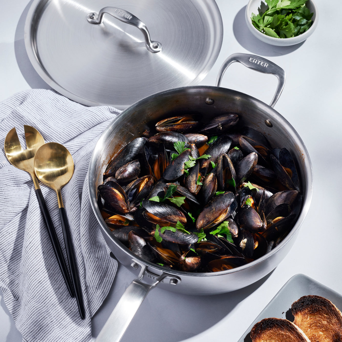 Heritage Steel x Eater Rondeau da 6 litri con coperchio, prodotto negli Stati Uniti, padella in Heritage Steel x Eater Rondeau da 6 litri con coperchio, prodotto negli Stati Uniti, padella in