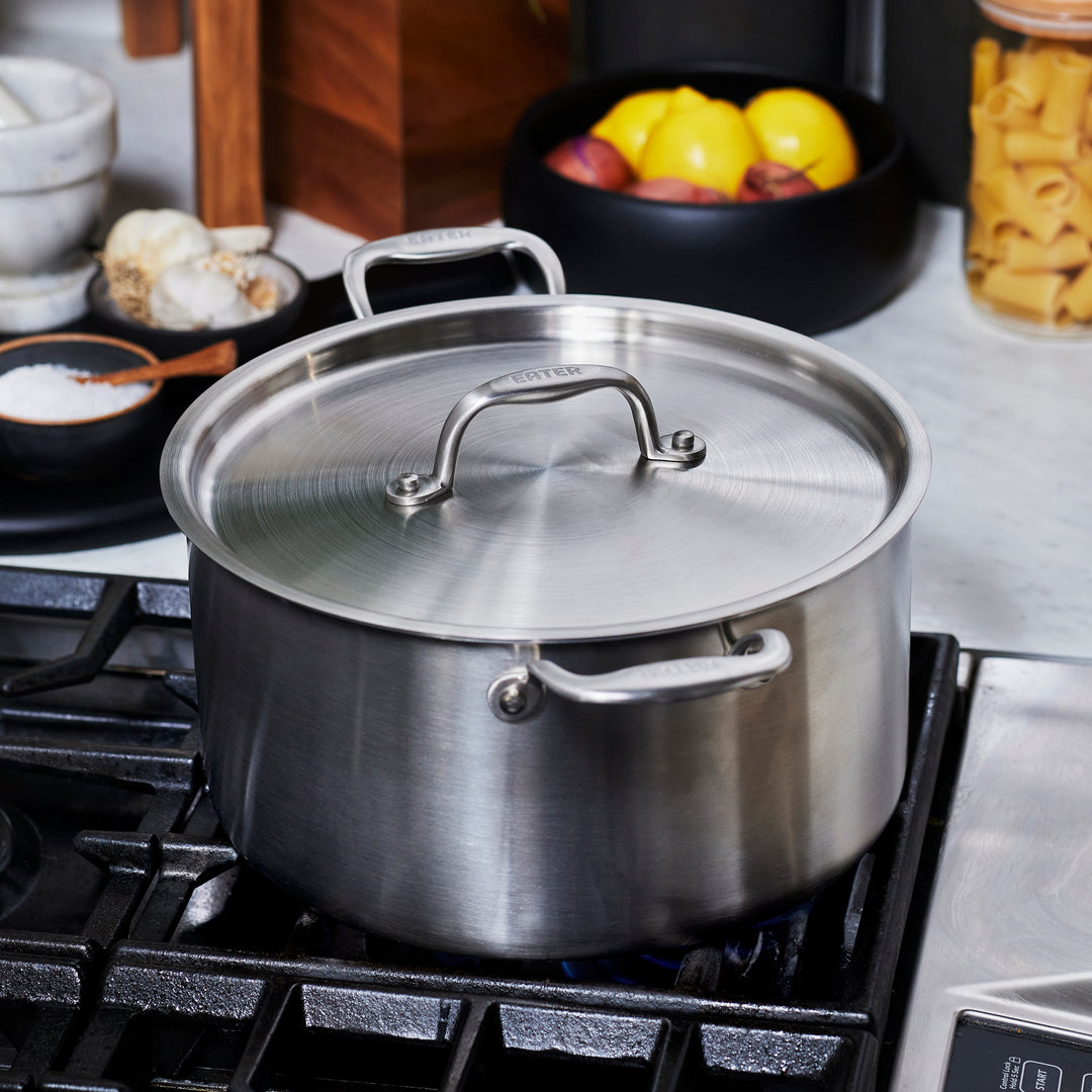 Heritage Steel x Eater, padella per sauté da 4 litri, prodotta negli Stati Uniti, padella a 5 strati completamente rivestita in acciaio inox | manico per rimanere fresco | padella a induzione atossica Heritage Steel x Eater, padella per sauté da 4 litri, prodotta negli Stati Uniti, padella a 5 strati completamente rivestita in acciaio inox | manico per rimanere fresco | padella a induzione atossica